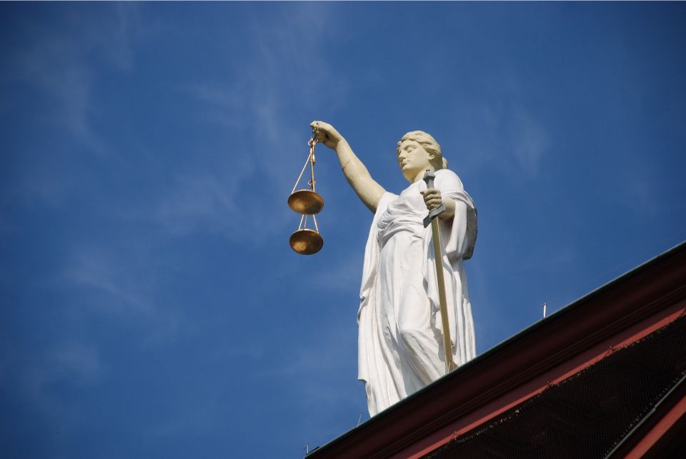 lady justice symbolizing federal circuit against blue background